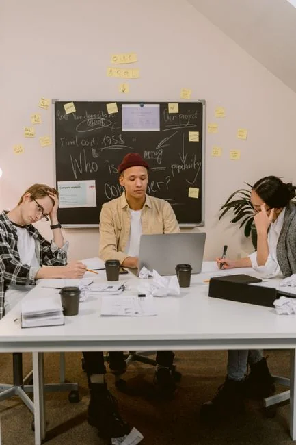 Un espace de travail dynamique avec un ordinateur portable, une tablette et une TV, éclairé par des lumières colorées.